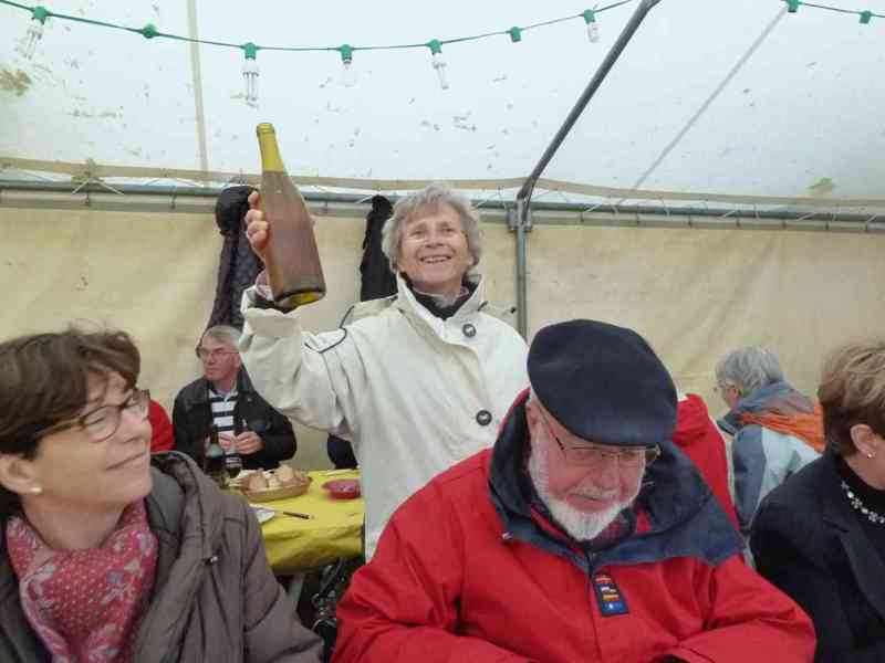 6_P1090641 (Clement).jpg - La bonne ambiance continue de régner...